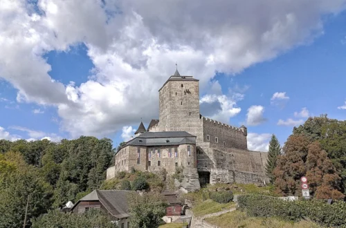 Hrad Kost s hranolovou Bílou věží nad osadou Podkost v Českém ráji