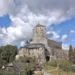 Hrad Kost s hranolovou Bílou věží nad osadou Podkost v Českém ráji