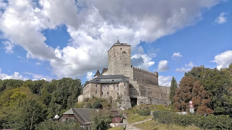 Hrad Kost s hranolovou Bílou věží nad osadou Podkost v Českém ráji