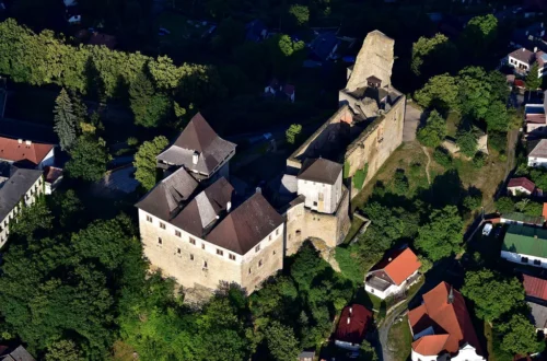 Letecký pohled na hrad Lipnice nad Sázavou s Trčkovským a Thurnovským palácem, věží Samson a městem v podhradí