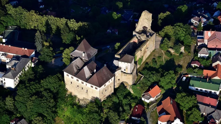Letecký pohled na hrad Lipnice nad Sázavou s Trčkovským a Thurnovským palácem, věží Samson a městem v podhradí