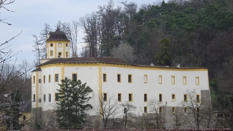 Bílý hrad Malenovice s věží na zalesněném svahu nad zlínskou částí Malenovice