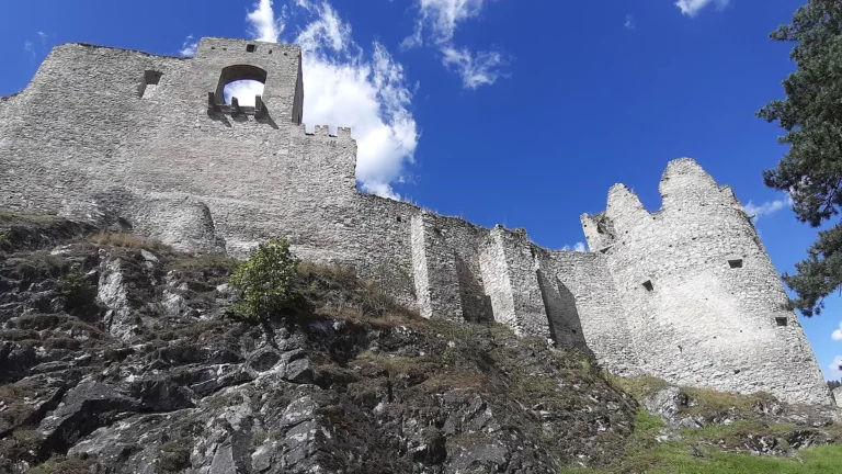 Hradby a zřícenina hradu Rabí na skalnatém návrší nad obcí Rabí
