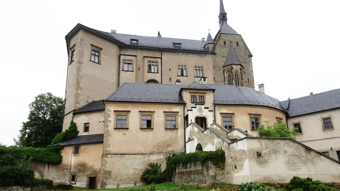 Hrad Šternberk na Moravě s věží gotické kaple, pohled z hradního parku