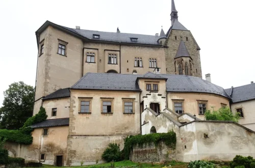 Hrad Šternberk na Moravě s věží gotické kaple, pohled z hradního parku