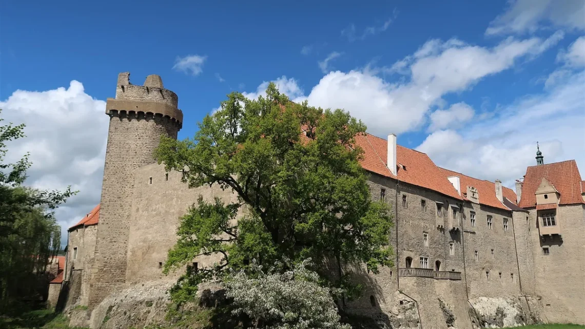 Strakonický hrad s věží Rumpál a hradním palácem z ulice Pod Hradem