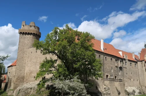 Strakonický hrad s věží Rumpál a hradním palácem z ulice Pod Hradem