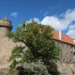 Strakonický hrad s věží Rumpál a hradním palácem z ulice Pod Hradem