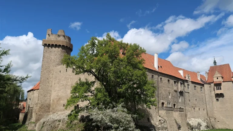 Strakonický hrad s věží Rumpál a hradním palácem z ulice Pod Hradem