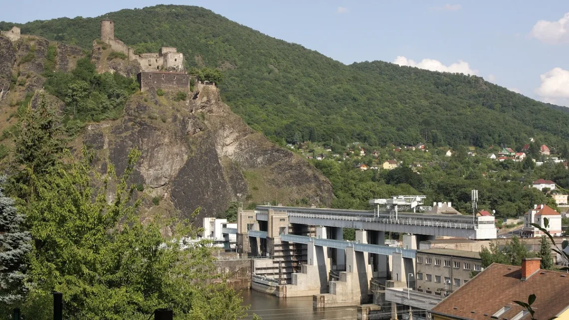 Zřícenina hradu Střekov na skále nad Labem, pod ní Masarykovo zdymadlo s plavebními komorami