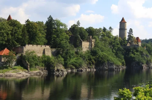 Hrad Zvíkov s Hlízovou věží a hradbami na skalním ostrohu nad hladinou Orlické nádrže, pohled od Kopaniny