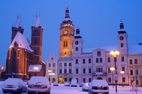 Katedrála sv. Ducha, Bílá věž a bývalá radnice na zasněženém Velkém náměstí v Hradci Králové za soumraku