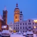 Katedrála sv. Ducha, Bílá věž a bývalá radnice na zasněženém Velkém náměstí v Hradci Králové za soumraku