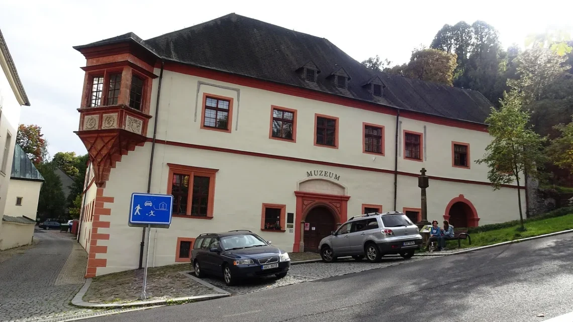 Renesanční budova Královské mincovny v Jáchymově s nárožním arkýřem a nápisem Muzeum