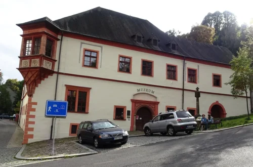 Renesanční budova Královské mincovny v Jáchymově s nárožním arkýřem a nápisem Muzeum