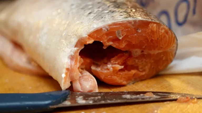 Filet lososa na prkénku s nožem