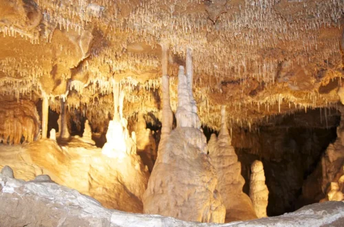 Krápníky a stalagmity pod stropem posetým brčky v Mladečských jeskyních