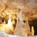 Krápníky a stalagmity pod stropem posetým brčky v Mladečských jeskyních