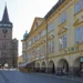 Valdická brána a zámek s podloubím na Valdštejnově náměstí v Jičíně
