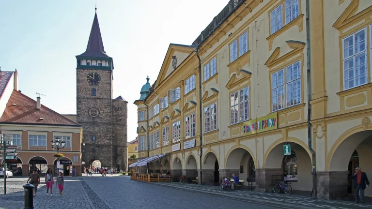 Valdická brána a zámek s podloubím na Valdštejnově náměstí v Jičíně