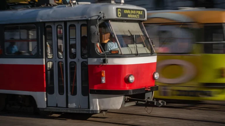 Červenobílá tramvaj jede městem