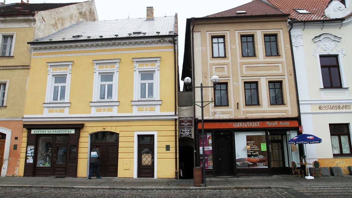 Vstup do Katovy uličky mezi měšťanskými domy na Mírovém náměstí v Kadani