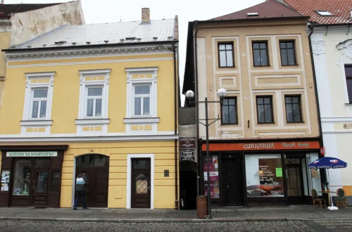 Vstup do Katovy uličky mezi měšťanskými domy na Mírovém náměstí v Kadani