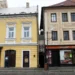 Vstup do Katovy uličky mezi měšťanskými domy na Mírovém náměstí v Kadani