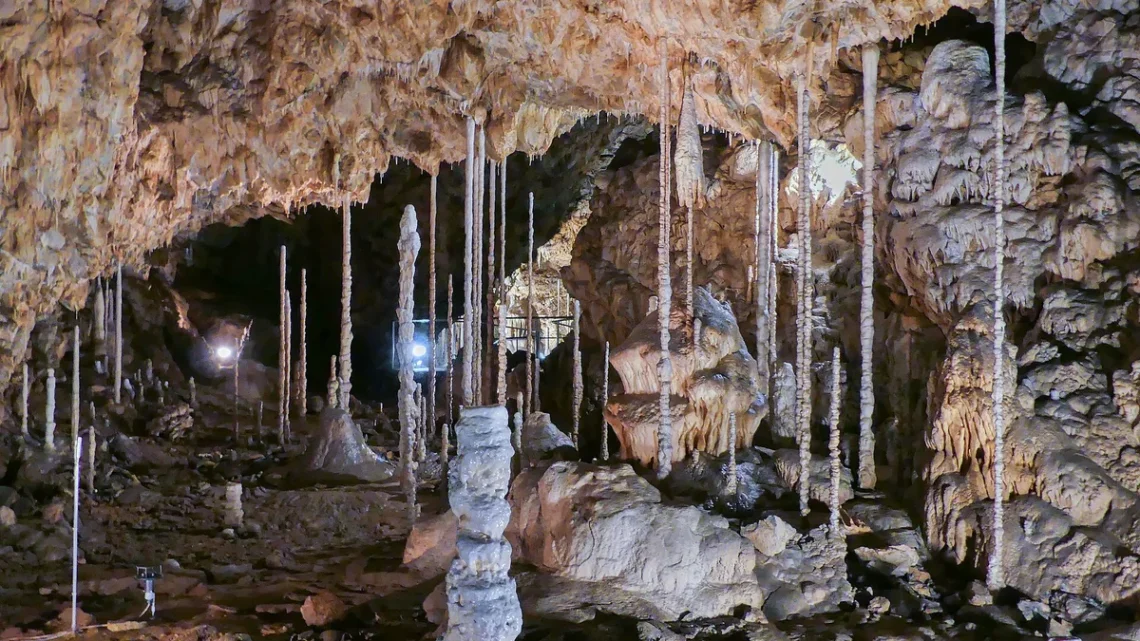 Krápníková výzdoba s tenkými hůlkovými stalagmity v Kateřinské jeskyni v Moravském krasu
