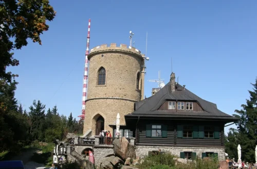 Kamenná rozhledna Josefova věž a horská chata na vrcholu Kletě v Blanském lese