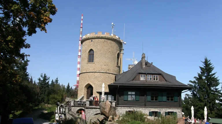 Kamenná rozhledna Josefova věž a horská chata na vrcholu Kletě v Blanském lese
