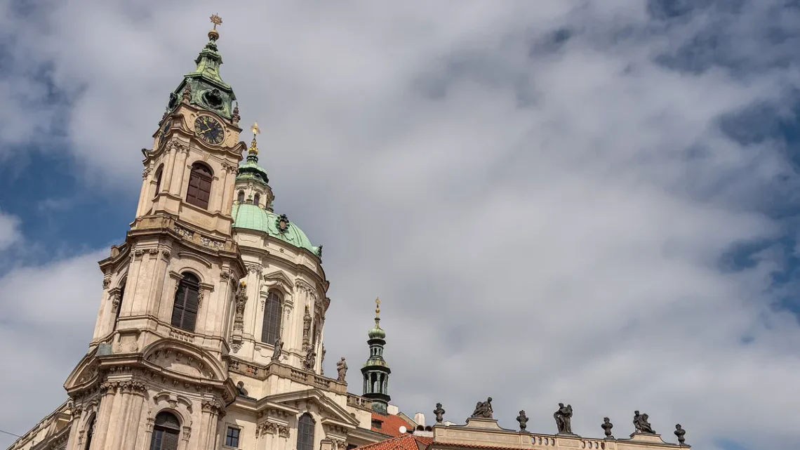 Barokní zvonice a zelená kupole chrámu svatého Mikuláše na Malé Straně