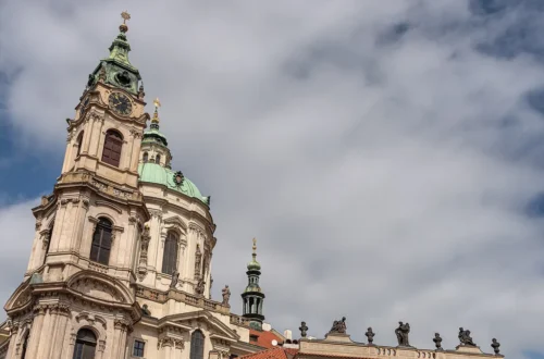 Barokní zvonice a zelená kupole chrámu svatého Mikuláše na Malé Straně