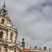 Barokní zvonice a zelená kupole chrámu svatého Mikuláše na Malé Straně