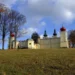 Barokní poutní areál Hora Matky Boží nad Králíky s věžemi kostela a ambity za podzimní alejí