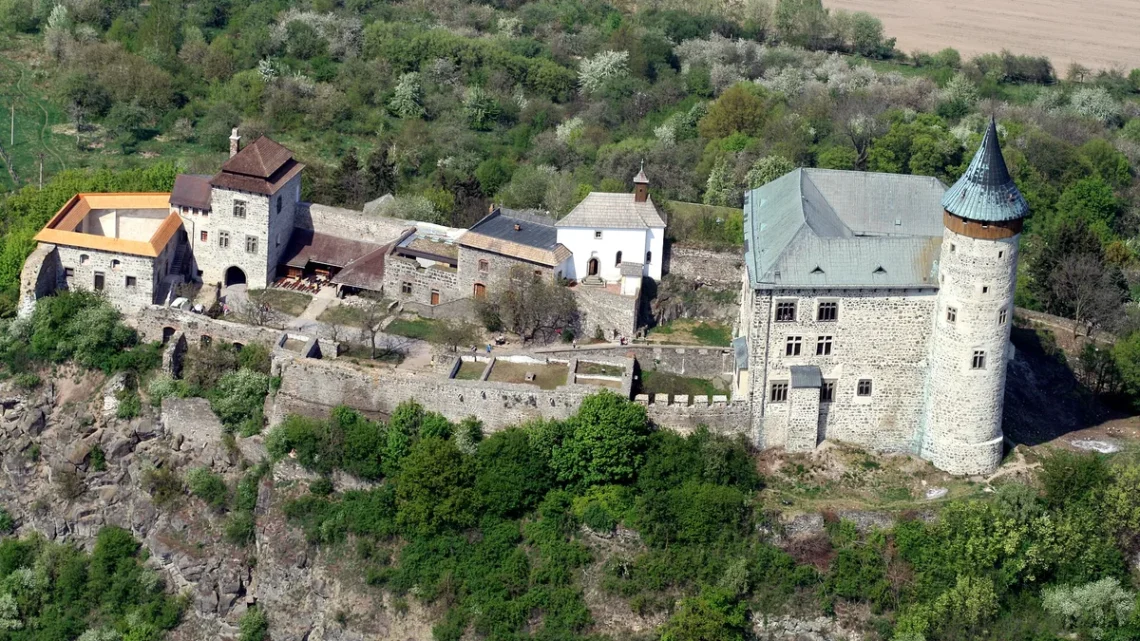 Hrad Kunětická hora z letadla, palác s válcovou věží, nádvoří a hradby na skalnatém kopci nad Polabím