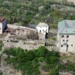 Hrad Kunětická hora z letadla, palác s válcovou věží, nádvoří a hradby na skalnatém kopci nad Polabím