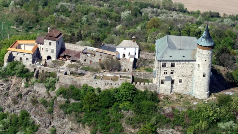 Hrad Kunětická hora z letadla, palác s válcovou věží, nádvoří a hradby na skalnatém kopci nad Polabím