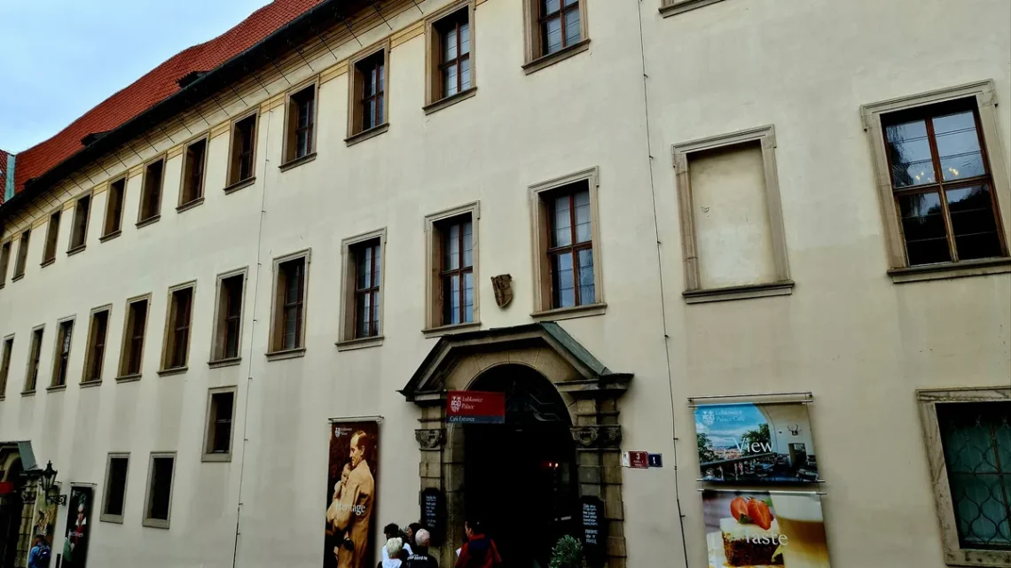 Průčelí Lobkowiczkého paláce v Jiřské ulici na Pražském hradě se vstupním portálem