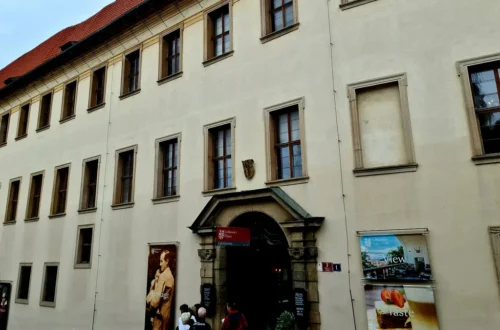 Průčelí Lobkowiczkého paláce v Jiřské ulici na Pražském hradě se vstupním portálem