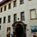 Průčelí Lobkowiczkého paláce v Jiřské ulici na Pražském hradě se vstupním portálem