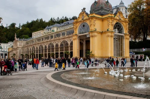 Hlavní kolonáda v Mariánských Lázních s pavilonem a Zpívající fontánou v popředí