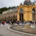 Hlavní kolonáda v Mariánských Lázních s pavilonem a Zpívající fontánou v popředí