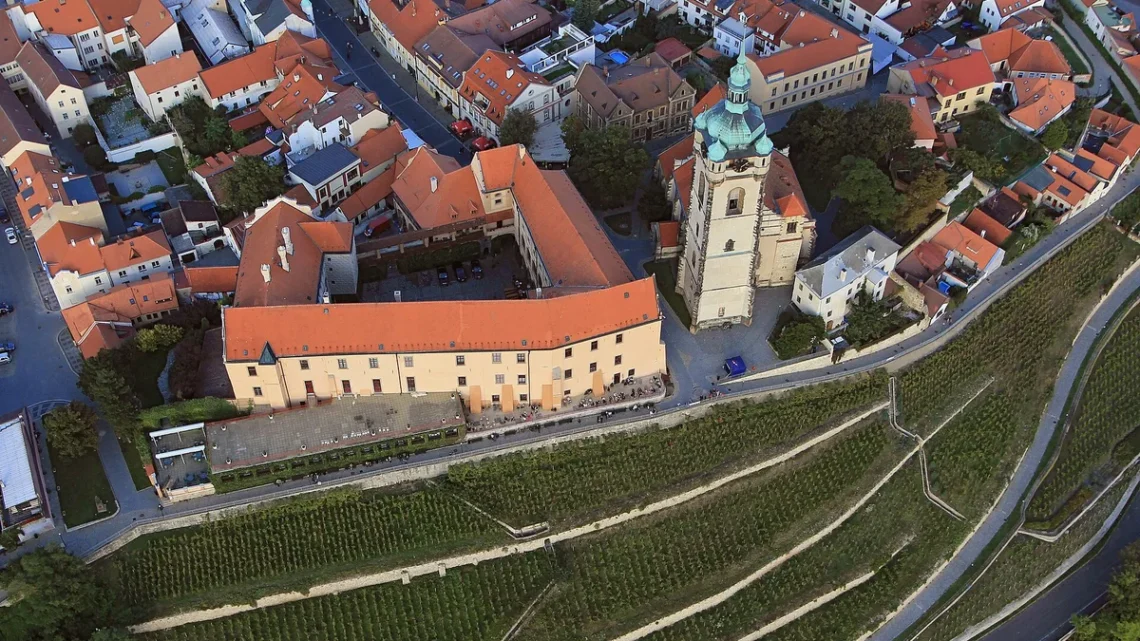 Letecký pohled na zámek Mělník, chrám sv. Petra a Pavla a vinici svaté Ludmily ve svahu pod zámkem
