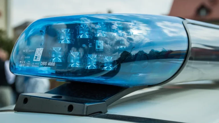 Modrý maják na střeše policejního vozu