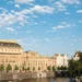 Novorenesanční budova Národního divadla se zlatou střechou na nábřeží Vltavy