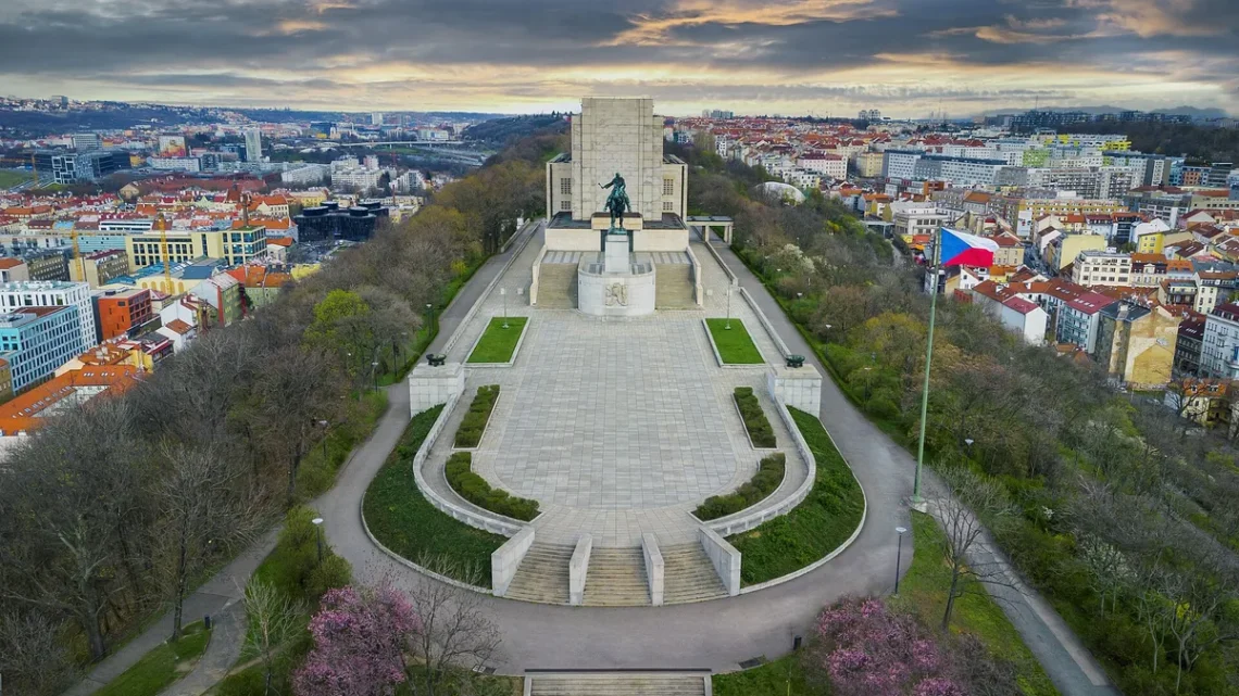 Národní památník na Vítkově s jezdeckou sochou Jana Žižky a schodištěm z ptačí perspektivy