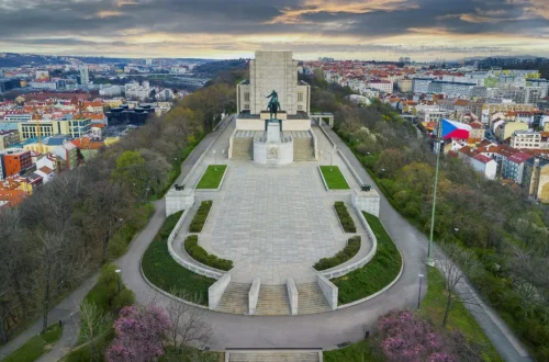 Národní památník na Vítkově s jezdeckou sochou Jana Žižky a schodištěm z ptačí perspektivy