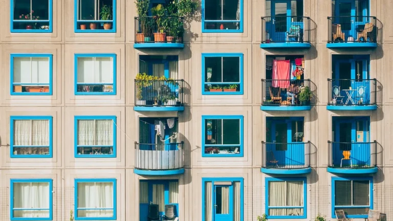 Fasáda bytového domu s balkony