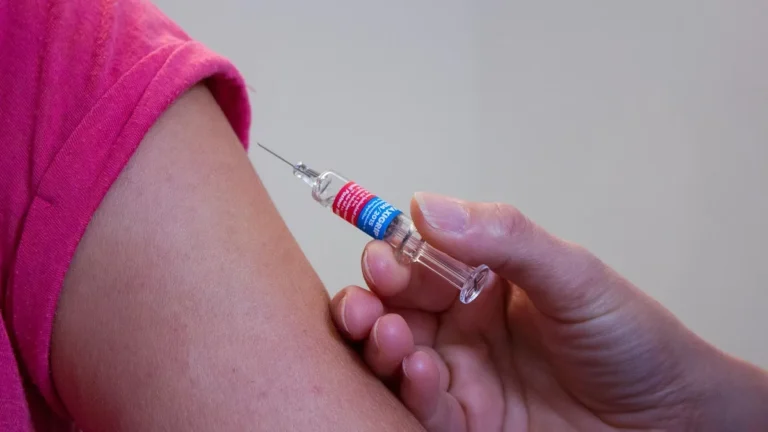 Injekce s vakcínou při očkování do paže